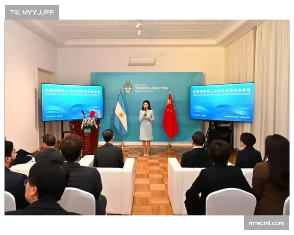 镜头：阿根廷站颁奖礼，冠亚季军三位车手的孩子共同冲上颁奖台